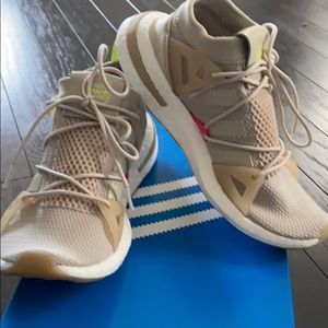 Adidas Women’s arkyn size 5.5 worn once